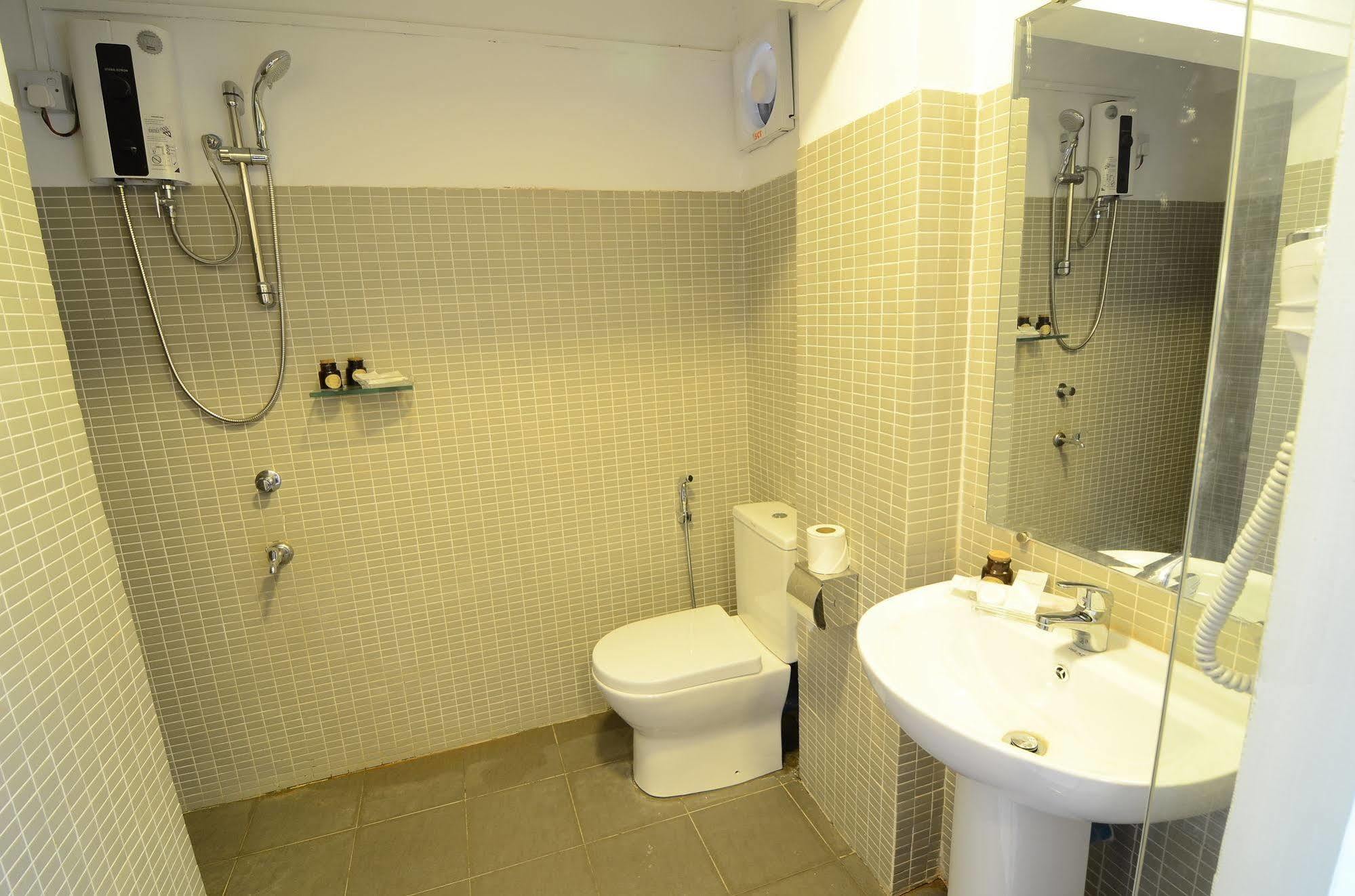 Vista Residence Yangon Esterno foto